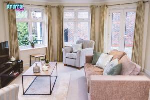 Posezení v ubytování Spacious Central Leatherhead Apt Long Term Stay