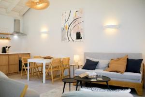 Ein Sitzbereich in der Unterkunft Modern Stone House, luxury suites in Dubrovnik Old Town