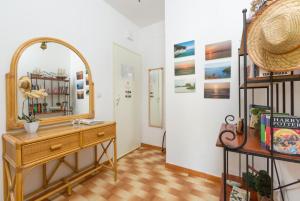 Zimmer mit Schminktisch und Spiegel in der Unterkunft Effie Apartment in Ágios Stéfanos