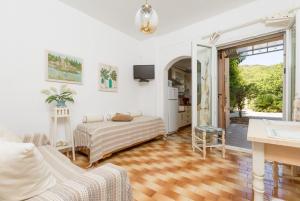 ein Schlafzimmer mit einem Bett und ein Wohnzimmer in der Unterkunft Effie Apartment in Ágios Stéfanos
