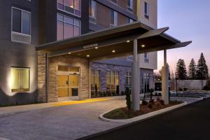 特洛克Home2 Suites By Hilton Turlock, Ca的前面有天篷的建筑