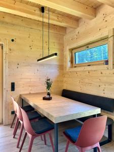 - une salle à manger avec une table et des chaises en bois dans l'établissement Das Grünhaus - Dein Chalet in Grünau im Almtal, à Grünau im Almtal