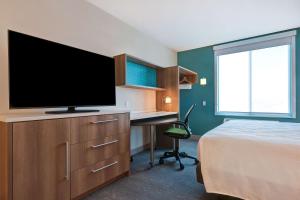 Home2 Suites By Hilton Turlock, Ca的电视和/或娱乐中心