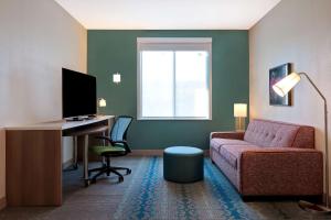 Home2 Suites By Hilton Turlock, Ca的电视和/或娱乐中心