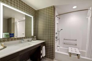 Home2 Suites By Hilton Turlock, Ca的一间浴室
