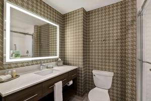 Home2 Suites By Hilton Turlock, Ca的一间浴室