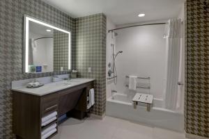 Home2 Suites By Hilton Turlock, Ca的一间浴室