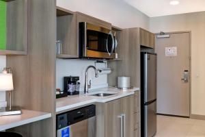 Home2 Suites By Hilton Turlock, Ca的厨房或小厨房