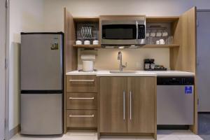 Home2 Suites By Hilton Turlock, Ca的厨房或小厨房