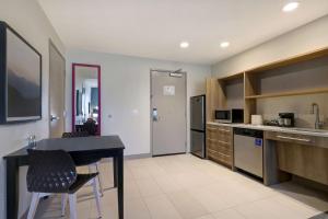 Home2 Suites By Hilton Turlock, Ca的厨房或小厨房