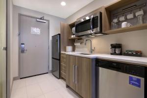 Home2 Suites By Hilton Turlock, Ca的厨房或小厨房