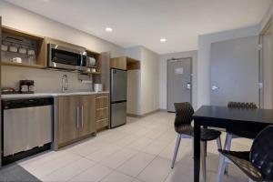 Home2 Suites By Hilton Turlock, Ca的厨房或小厨房