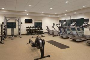 Home2 Suites By Hilton Leavenworth Downtown的健身中心和/或健身设施