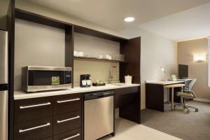Home2 Suites By Hilton Leavenworth Downtown的厨房或小厨房
