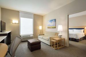Home2 Suites By Hilton Leavenworth Downtown客房内的一张或多张床位