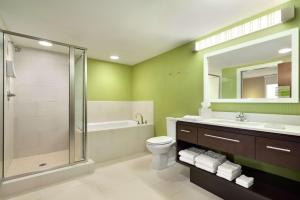 Home2 Suites By Hilton Leavenworth Downtown的一间浴室