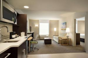 Home2 Suites By Hilton Leavenworth Downtown的电视和/或娱乐中心