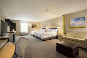 Home2 Suites By Hilton Leavenworth Downtown客房内的一张或多张床位