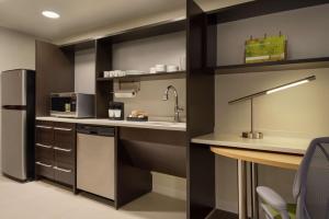 Home2 Suites By Hilton Leavenworth Downtown的厨房或小厨房
