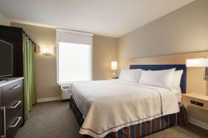 Home2 Suites By Hilton Leavenworth Downtown客房内的一张或多张床位