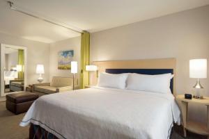 Home2 Suites By Hilton Leavenworth Downtown客房内的一张或多张床位
