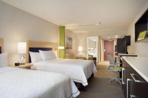 Home2 Suites By Hilton Leavenworth Downtown客房内的一张或多张床位