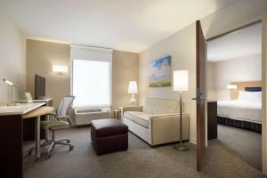 Home2 Suites By Hilton Leavenworth Downtown客房内的一张或多张床位