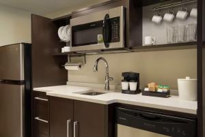 Home2 Suites By Hilton Leavenworth Downtown的厨房或小厨房