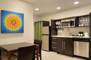 Home2 Suites By Hilton Leavenworth Downtown的厨房或小厨房