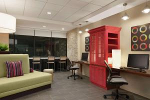 Home2 Suites By Hilton Leavenworth Downtown的电视和/或娱乐中心