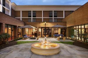une grande fontaine devant un bâtiment dans l'établissement DoubleTree by Hilton McLean Tysons, à Tysons Corner