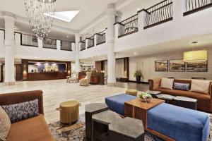 un vestíbulo de un hotel con sofás y sillas en DoubleTree by Hilton McLean Tysons, en Tysons Corner