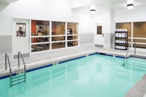 a swimming pool with blue water in a building at Hilton Garden Inn Independence in Independence