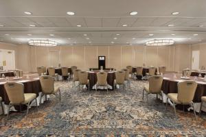una sala de conferencias con mesas y sillas. en DoubleTree by Hilton McLean Tysons, en Tysons Corner