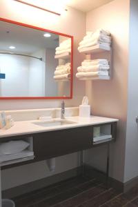 福塞斯的住宿－Hampton Inn Forsyth，浴室配有盥洗盆、镜子和毛巾