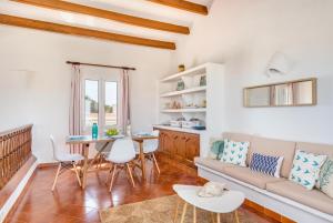 uma sala de estar com um sofá e uma mesa em Villa Miguels em Es Mercadal