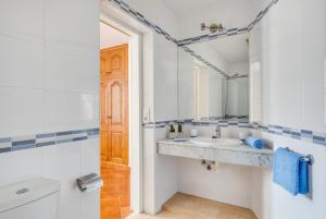 uma casa de banho com um lavatório e um espelho em Villa Miguels em Es Mercadal
