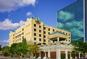 um edifício com uma placa no topo em Embassy Suites by Hilton Orlando Downtown em Orlando