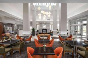 un restaurante con mesas y sillas en una habitación en Hilton Garden Inn Overland Park en Overland Park
