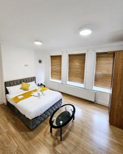 sypialnia z łóżkiem i szklanym stołem w obiekcie The Private Rooms in Paddington w Londynie
