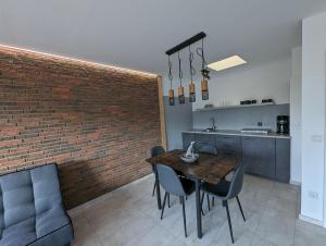 a kitchen and dining room with a brick wall at Möhne Traum, 120 m zum Möhnesee in Möhnesee