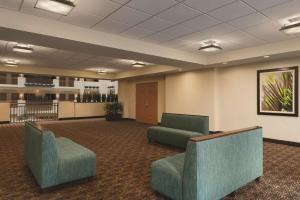 Embassy Suites by Hilton Orlando Lake Buena Vista South的休息区
