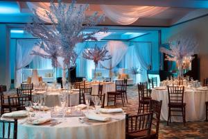 Embassy Suites by Hilton Orlando Lake Buena Vista South餐厅或其他用餐的地方
