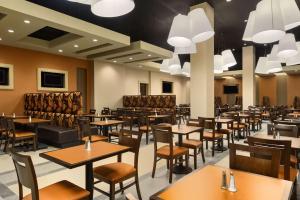 Embassy Suites by Hilton Orlando Lake Buena Vista South餐厅或其他用餐的地方