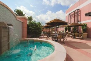 Embassy Suites by Hilton Orlando Lake Buena Vista South内部或周边的泳池