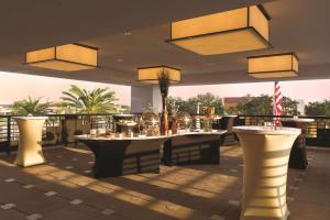 Embassy Suites by Hilton Orlando Lake Buena Vista South餐厅或其他用餐的地方