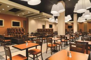 Embassy Suites by Hilton Orlando Lake Buena Vista South餐厅或其他用餐的地方