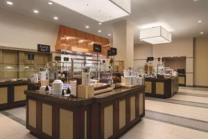 Embassy Suites by Hilton Orlando Lake Buena Vista South的咖啡和沏茶工具