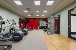 Embassy Suites by Hilton Orlando Lake Buena Vista South的健身中心和/或健身设施