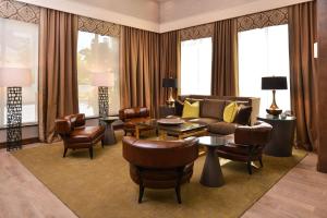 un soggiorno con divano, tavolo e sedie di Hampton Inn & Suites Orlando/Downtown South - Medical Center a Orlando